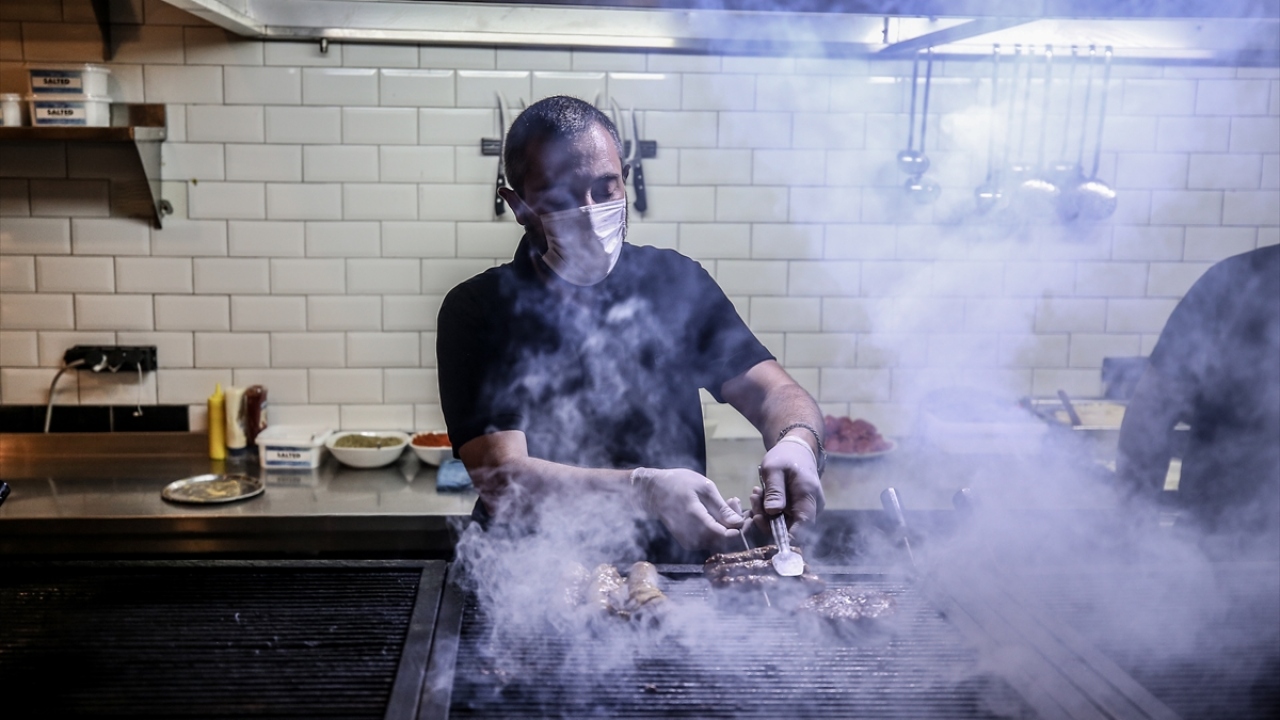 Ceyhun Yaman, 21 yıldır köftecilik yaptıklarını söyledi.