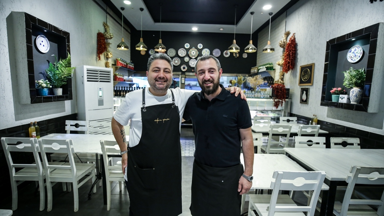 İş yerlerinde çok sayıda ünlü ismi ağırlayan Ceyhun (36) ve Orçun Yaman (33) kardeşler, Covid-19 salgını sürecinde soğuk zincir ve vakumlu paketlerle vatandaşlara kargo ile köfte gönderdi.