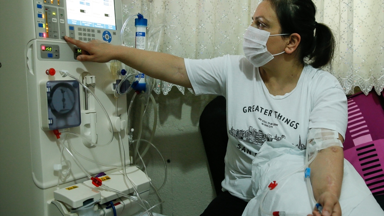 Bir süre eğitim alan Azman, bebeğini dünyaya getirmesinin ardından evinde diyaliz uygulamaya başladı. 