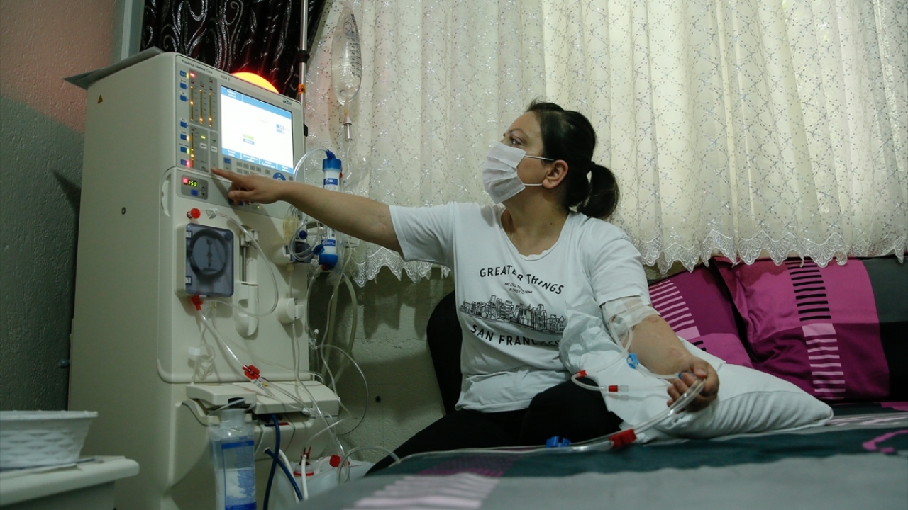 Sağlık Bakanlığı ve Sosyal Güvenlik Kurumunun onayıyla diyaliz makinasının evine kurulduğunu anlatan Azman, şunları kaydetti: