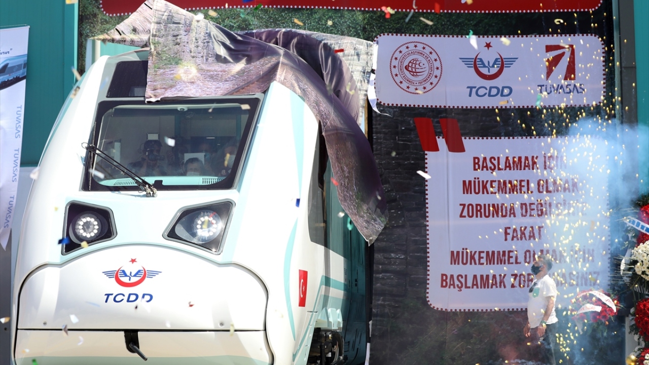 Yerli ve milli kaynaklarla tasarım ve üretimi tamamlanan Milli Elektrikli Tren Seti`nin fabrika testleri Sakarya`da başladı. 