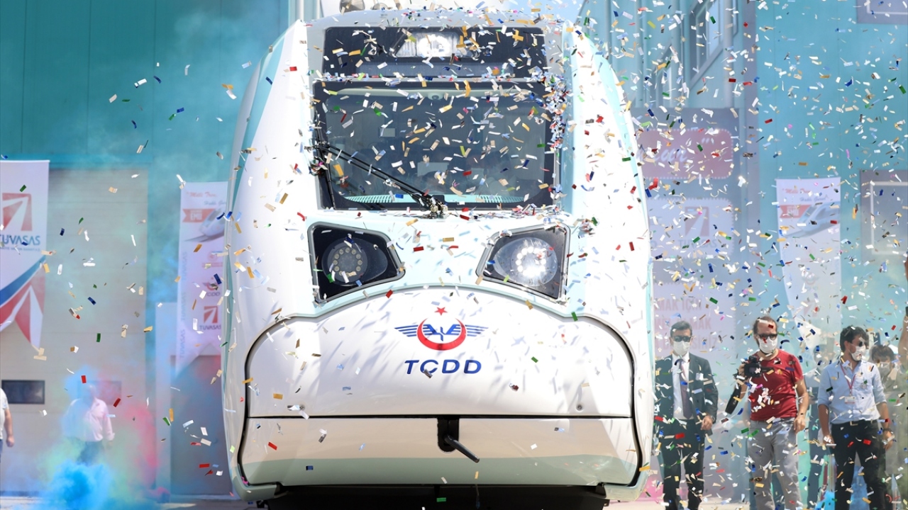 Konuşmaların ardından yerli ve milli kaynaklarla tasarım ve üretimi tamamlanan Milli Elektrikli Tren Seti`nin fabrika testlerine başlandı.