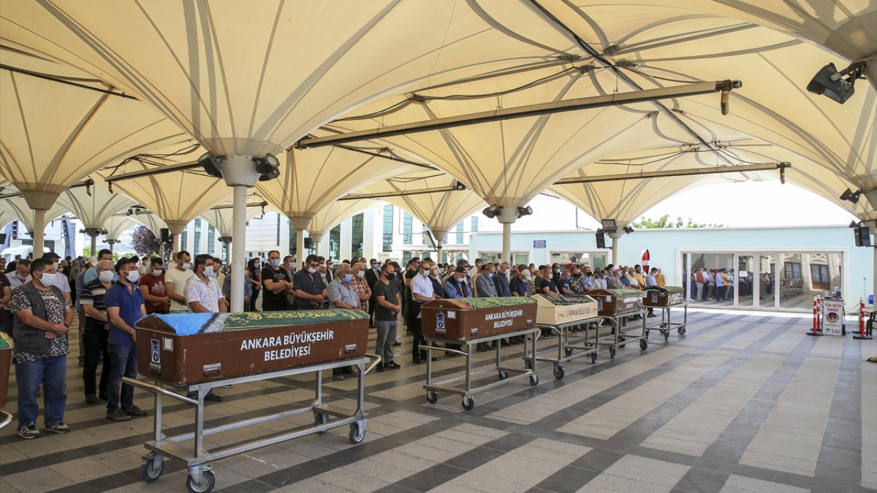 Göker için Karşıyaka Camisi`nde kılınan cenaze namazına, TRT Destek Hizmetleri Daire Başkanı Savaş Gürler ve TRT İç Yapımlar Daire Başkanı Kurtuluş Zeydan ile emekli TRT yöneticileri ve meslektaşları katıldı.