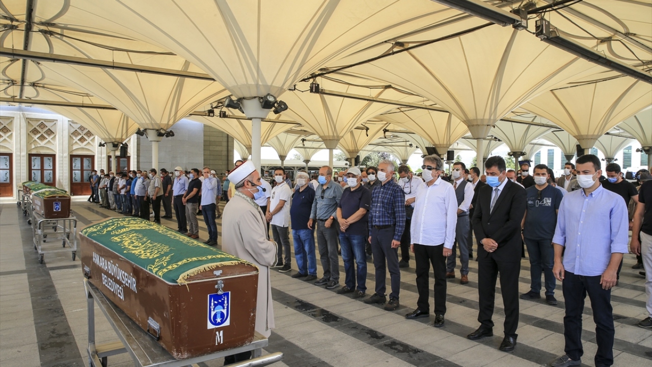 TRT Yönetim Kurulu Başkanı İbrahim Eren ve CHP Genel Başkanı Kemal Kılıçdaroğlu`nun da çelenk gönderdiği cenaze namazının ardından Göker`in cenazesi Karşıyaka Mezarlığı`na defnedildi.