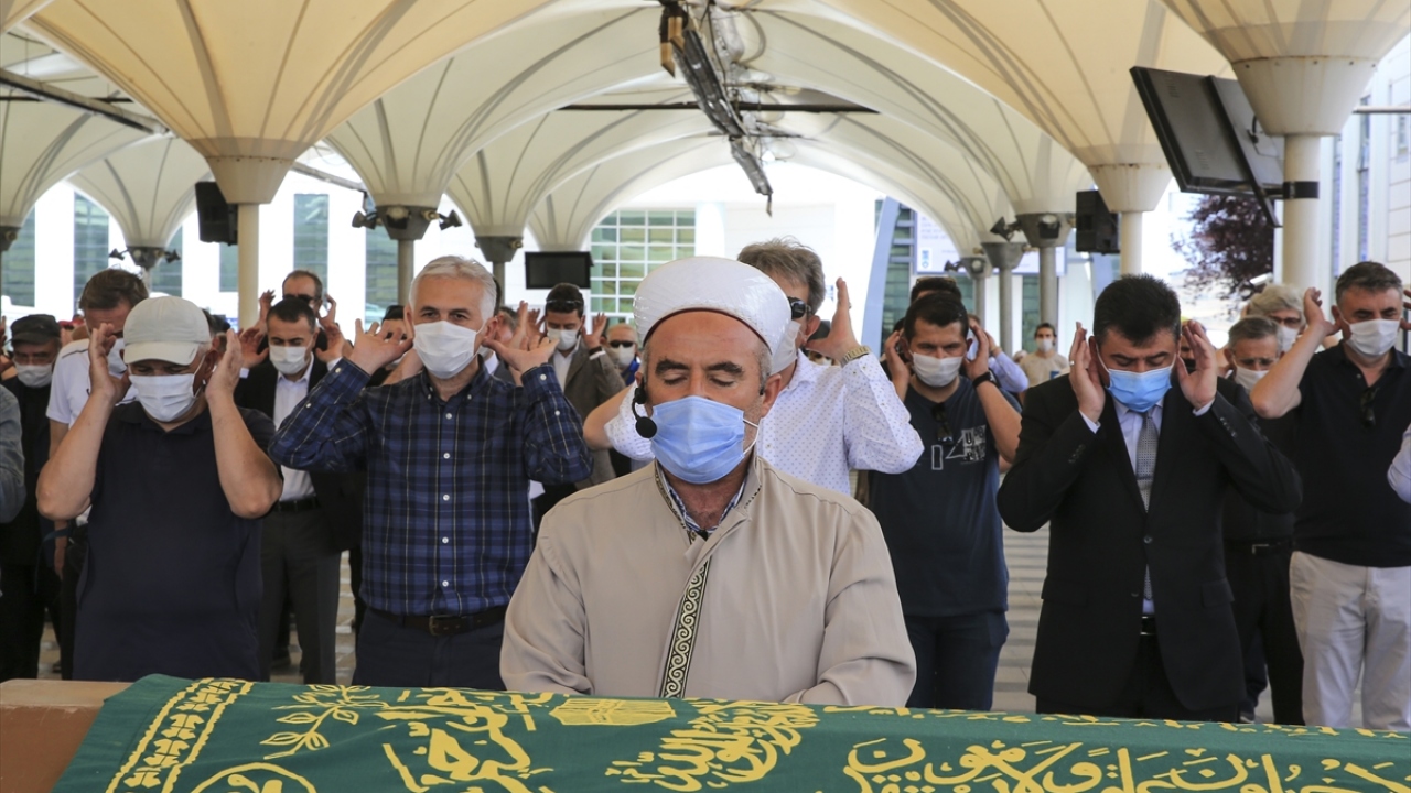 Diksiyon ve etkili konuşma sanatının önemli isimlerinden Göker, yıllarca görev yaptığı TRT`deki kariyerinin ardından, Başkent İletişim Akademisinde medya dünyasındaki birçok ünlü isme eğitim vermişti.