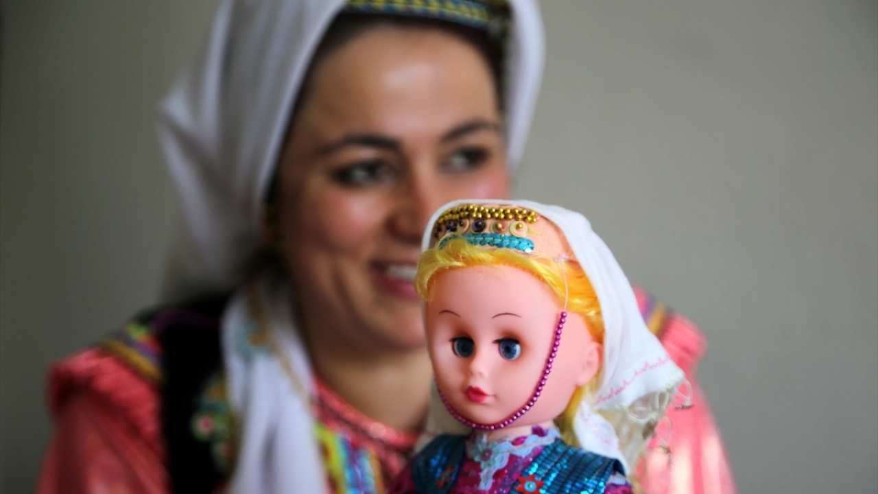 Evlerinin bir bölümünde bulunan tezgahlarda diktikleri küçük yöresel kıyafetlerle bebeklerini süsleyen kadınlar, bölgeye gelen turistlere "Pınar bebekleri" satarak, ev ekonomilerine katkı sağlıyor. 