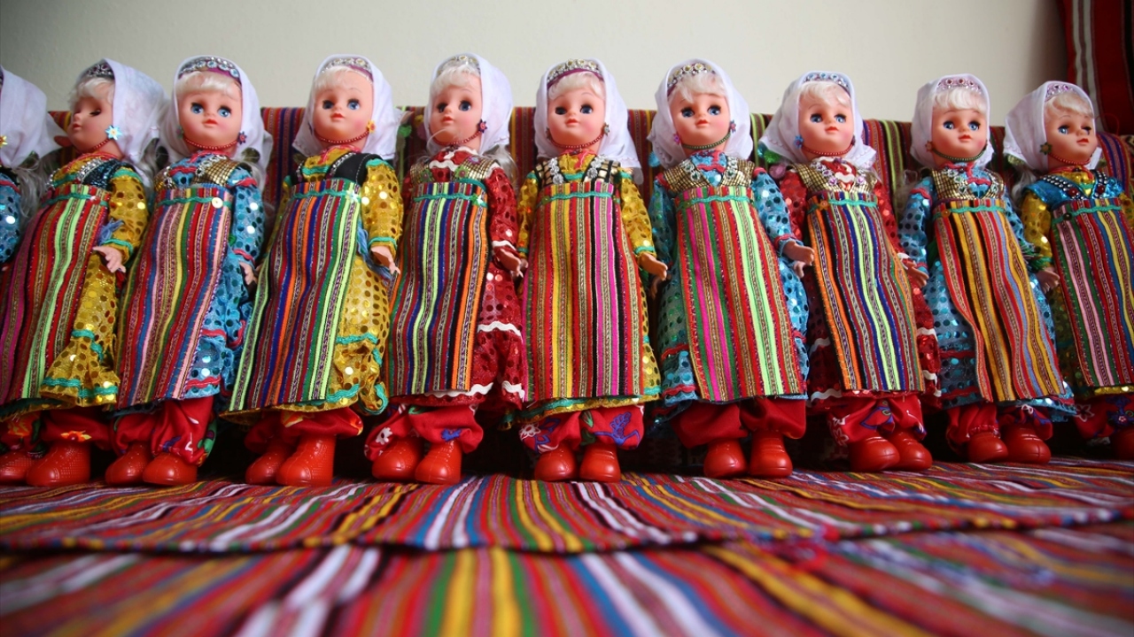 İlçede kadınların yüzyıllardır kendileri için hazırlayıp giydiği geleneksel renkli kıyafetlerin minyatürü, yaklaşık 20 yıldır yapılan ve artık ilçenin sembolü olmaya aday "Pınar bebekler" için hazırlanıyor.