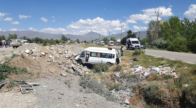 Vanda minibüs şarampole devrildi: 14 yaralı
