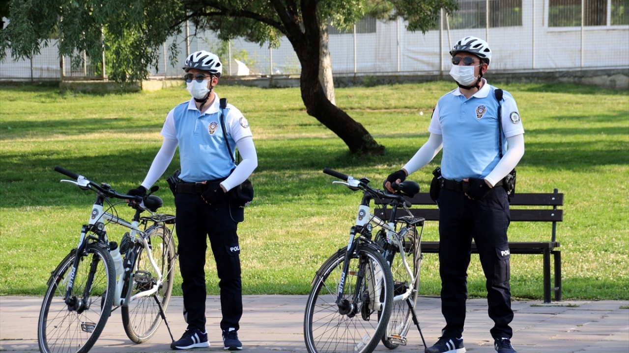 Özel kıyafetli ve bisikletli Martı Timi, vatandaşların yoğun olduğu İsmet Paşa Caddesi ve Atapark`ta görev yapıyor.