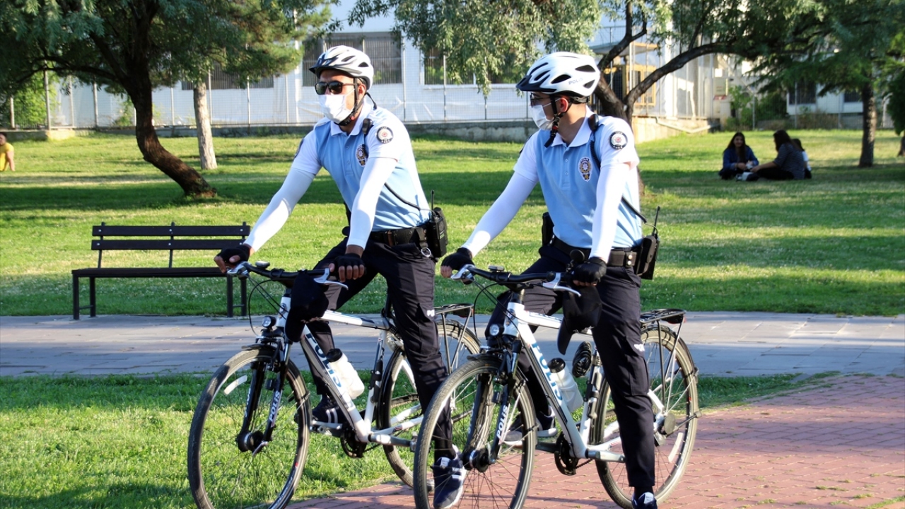 Martı Timi`nde görev alan polis memuru Hakan Cankurtaran, vatandaşların tepkisinin oldukça olumlu olduğunu söyledi. 
