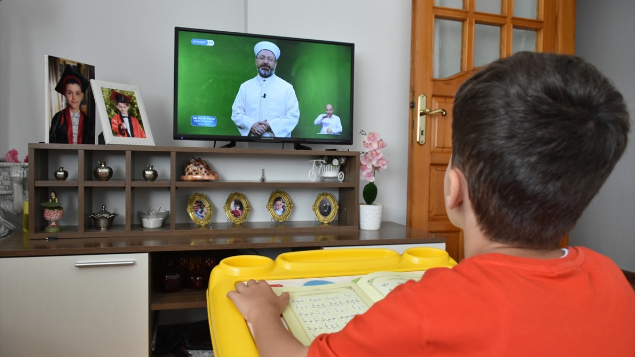 Samsun`da çocuklar, Kur`an öğrenmek için ekran karşısına geçti.