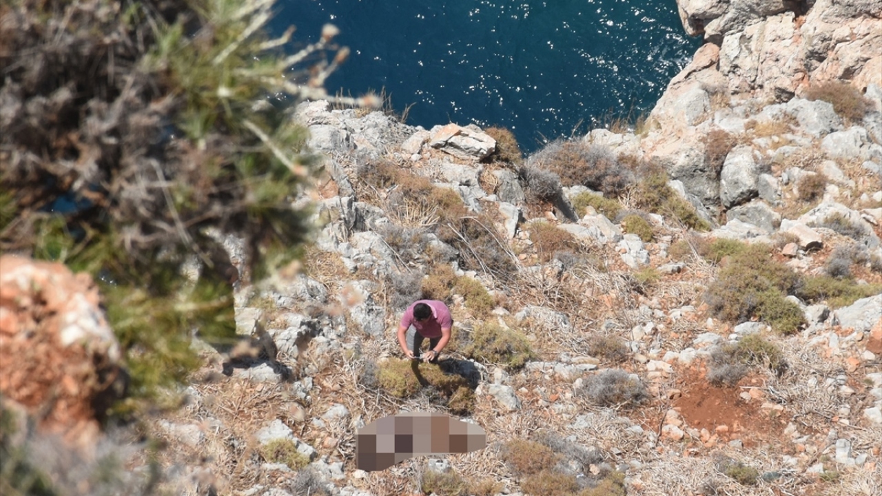 Bölgeye giden ekipler, Alanya Kalesi surlarının yaklaşık 200 metre altındaki kayalıklarda gencin cesedini buldu. 