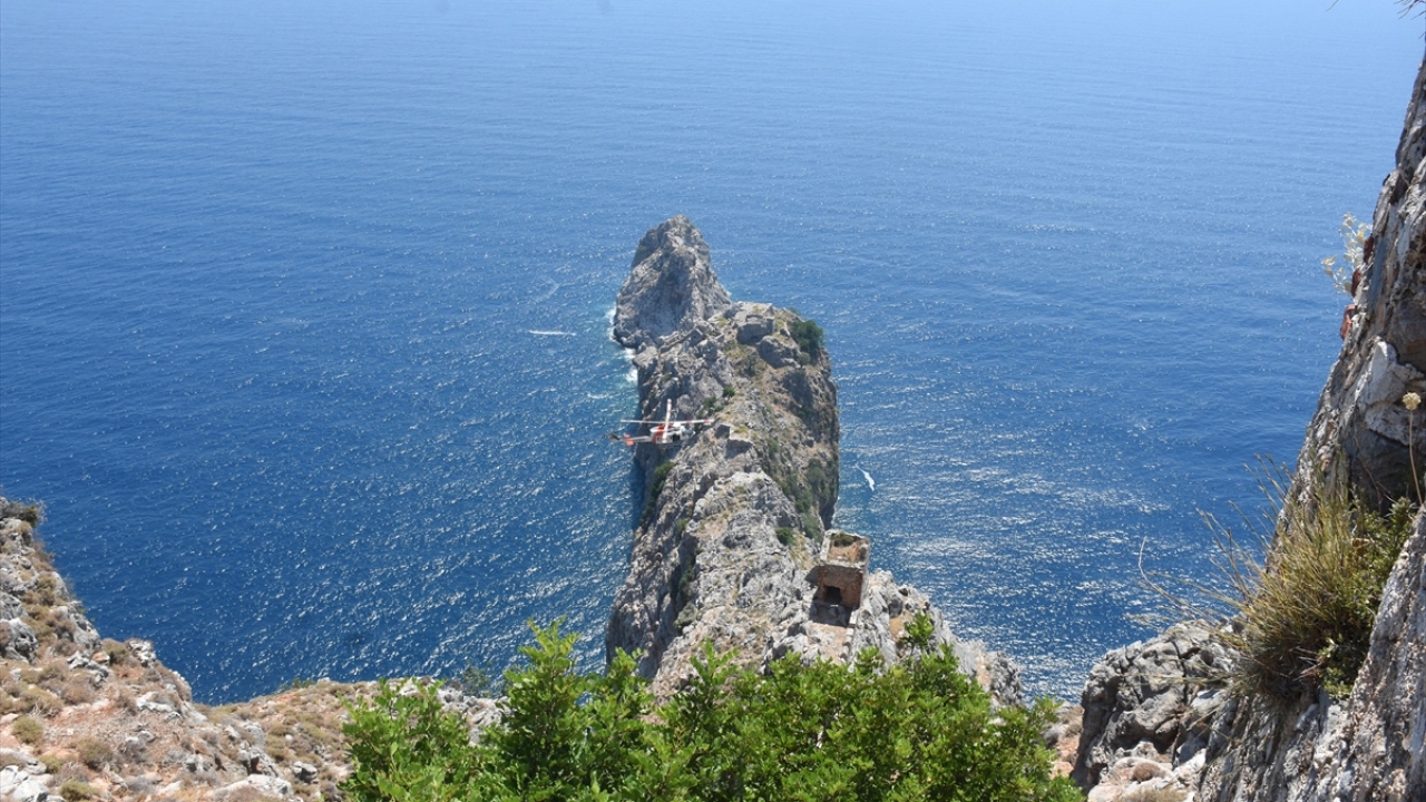 Sahil Güvenlik Komutanlığı helikopteriyle bulunduğu yerden alınan Şahiner`in cesedi Alanya Sahil Güvenlik Bot Komutanlığına getirildi.