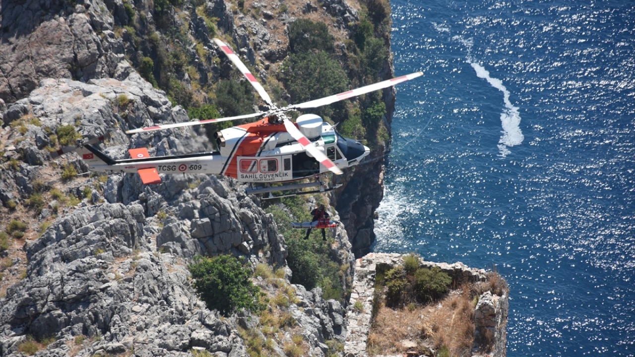 Şahiner`in surlardan dengesini kaybederek düştüğü ihtimali üzerinde duruluyor. 