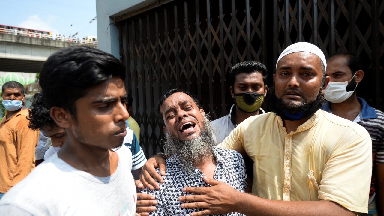 Buriganga Nehri`nde, itfaiye ekipleri ve donanma birliklerinin de katıldığı arama kurtarma çalışmaları devam ederken, onlarca kişinin hala kayıp olduğu belirtiliyor.