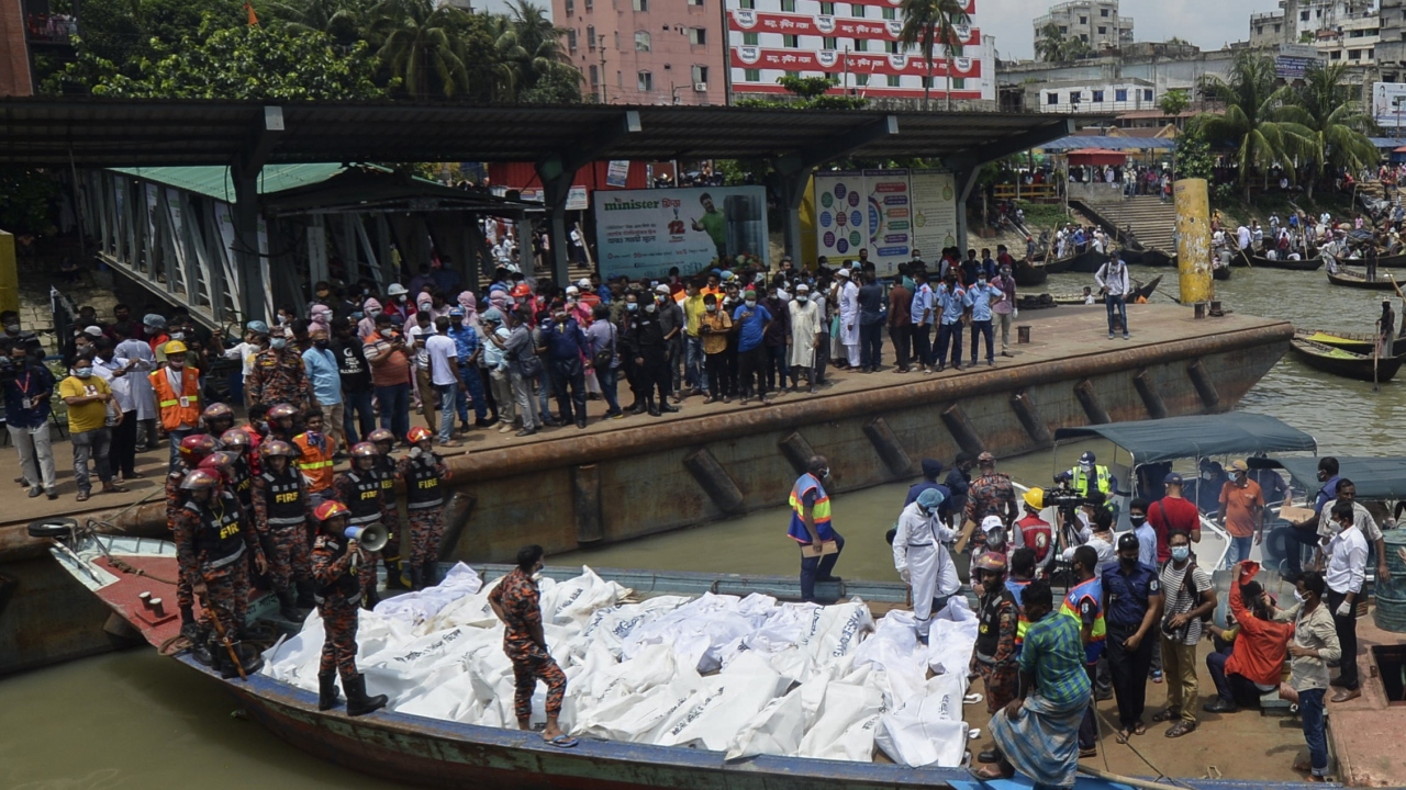 Batan teknede kaç kişi olduğu henüz net olarak bilinmezken, ölü sayısının artmasından endişe ediliyor.