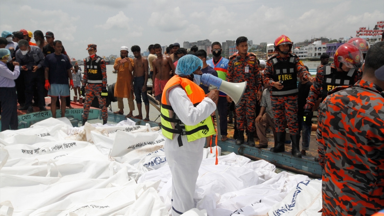 Açıklamada, Şeyh Hasina`nın, gelişmeleri ve kurtarma çalışmalarını yakından takip ettiği bildirildi. 