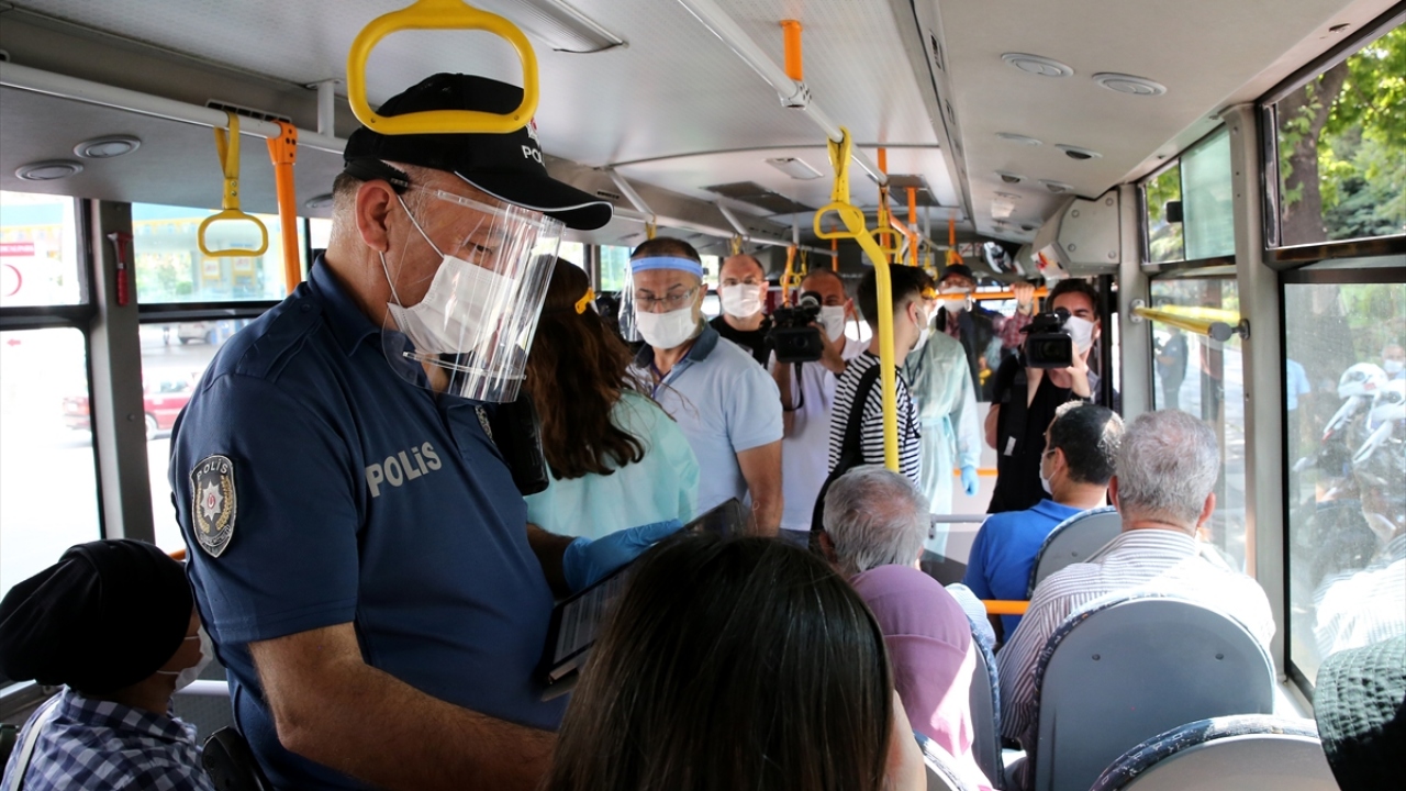 Keçiören`de minibüs, halk ve belediye otobüsleri gibi kent içi ulaşım araçları ile otobüs duraklarında koronavirus tedbirlerine uyulup uyulmadığı kontrol edildi.