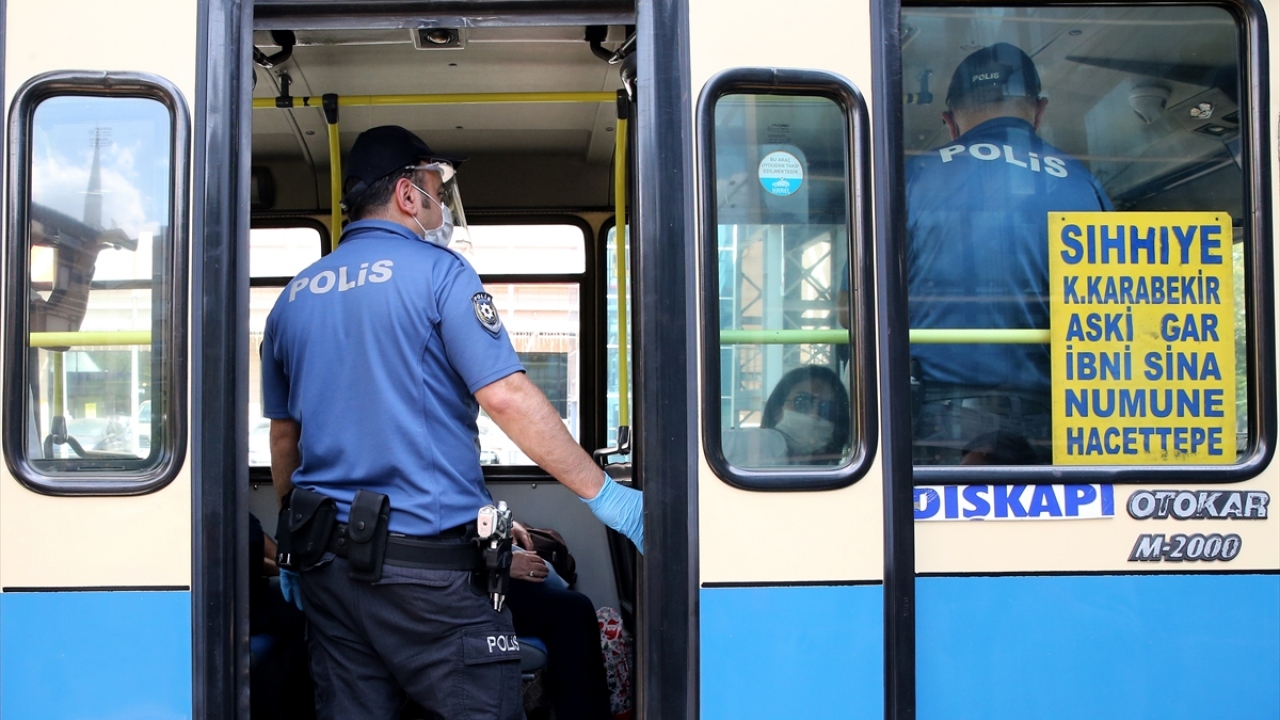 Aynı anda ekiplerin bir bölümü de yayaları denetleyerek, maskeyi düzgün takmayanları konusunda uyardı. 