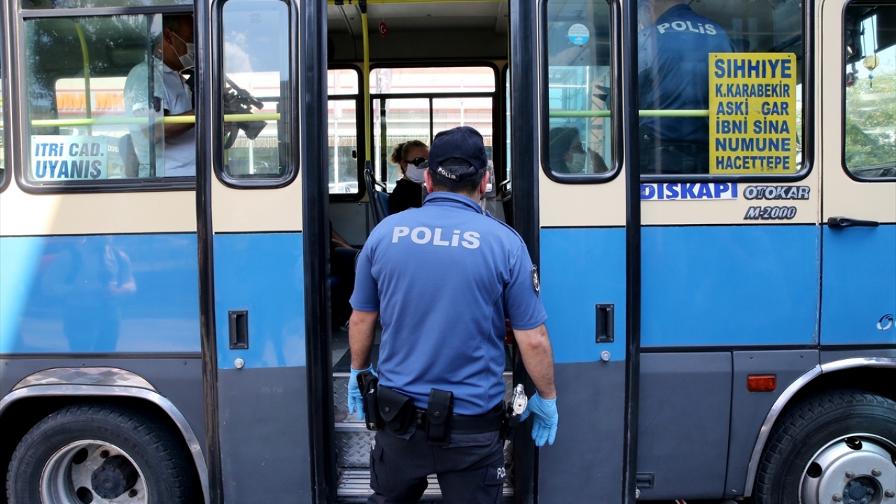 Denetimlerde araç sürücülerini maskesiz yolcu almamaları ve araçları sürekli dezenfekte etmeleri konusunda bilgilendiren ekipler, yolcuları da maske kullanımı ve sosyal mesafenin önemi hakkında uyardı.