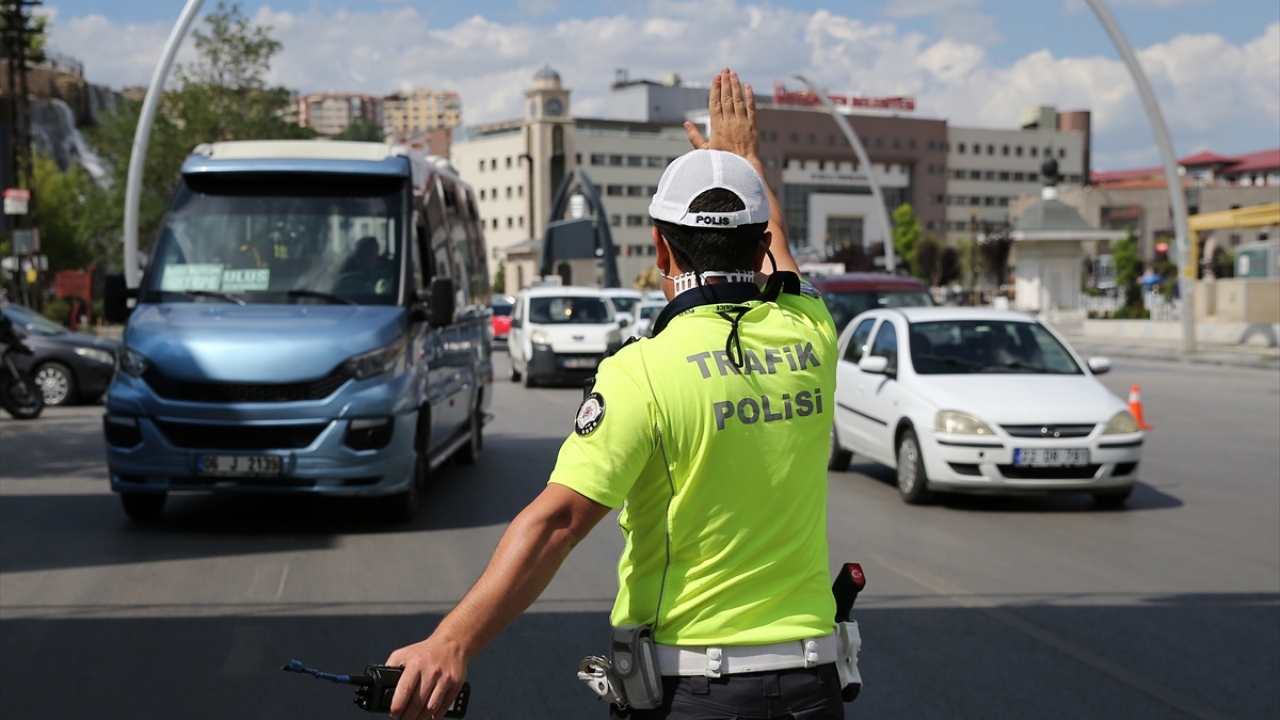 Denetimlerde araç sürücülerini maskesiz yolcu almamaları ve araçları sürekli dezenfekte etmeleri konusunda bilgilendiren ekipler, yolcuları da maske kullanımı ve sosyal mesafenin önemi hakkında uyardı.