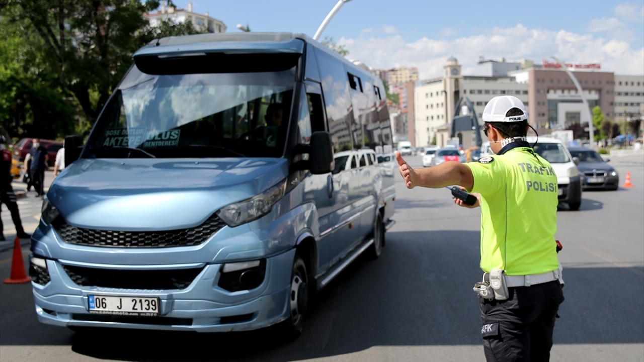 Yayaların ve araçlardaki yolcuların çoğunluğunun maskeli oldukları ve sosyal mesafe kuralına uydukları gözlemlendi.