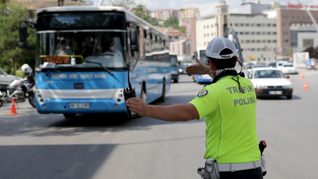 Keçiören`de toplu taşıma araçlarında yeni tip koronavirüse (Covid-19) karşı alınması gereken tedbirler ile yayaların maske kuralına uyup uymadıkları denetlendi.