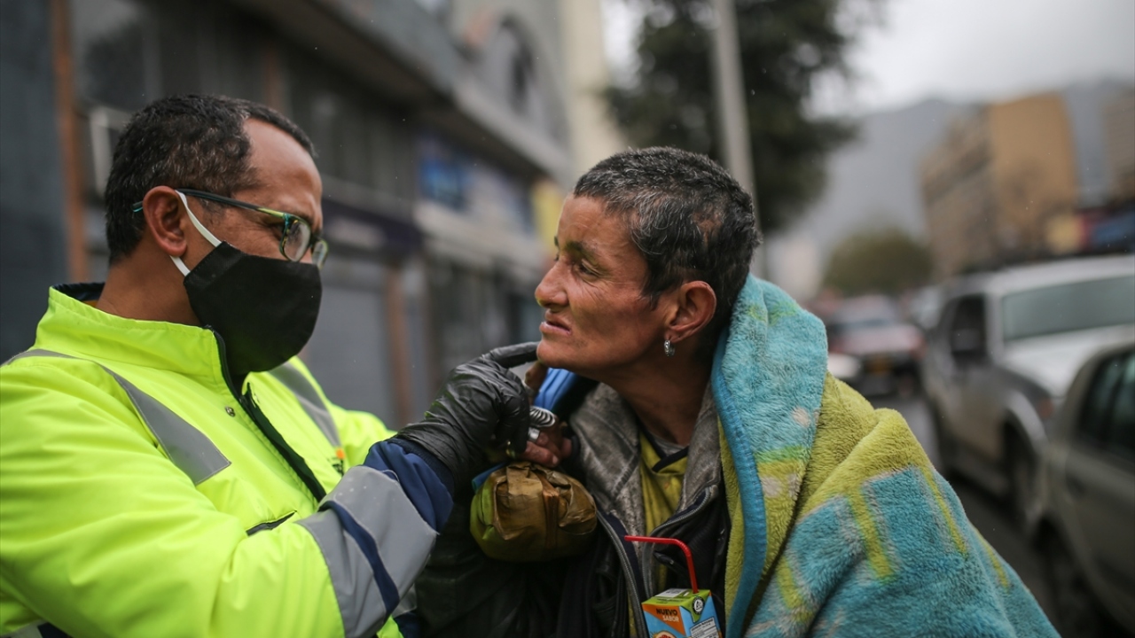  Fotoğrafta, gıda ve tıbbi yardım alan evsizler görülüyor.
