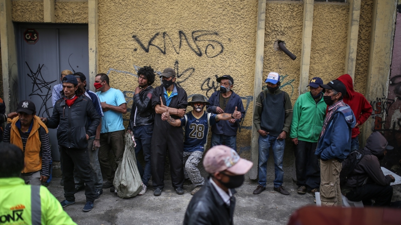 Pandemi nedeniyle artan risk altındaki evsiz nüfus temiz su, sabun ve tıbbi bakıma erişmede sorun yaşıyor. 