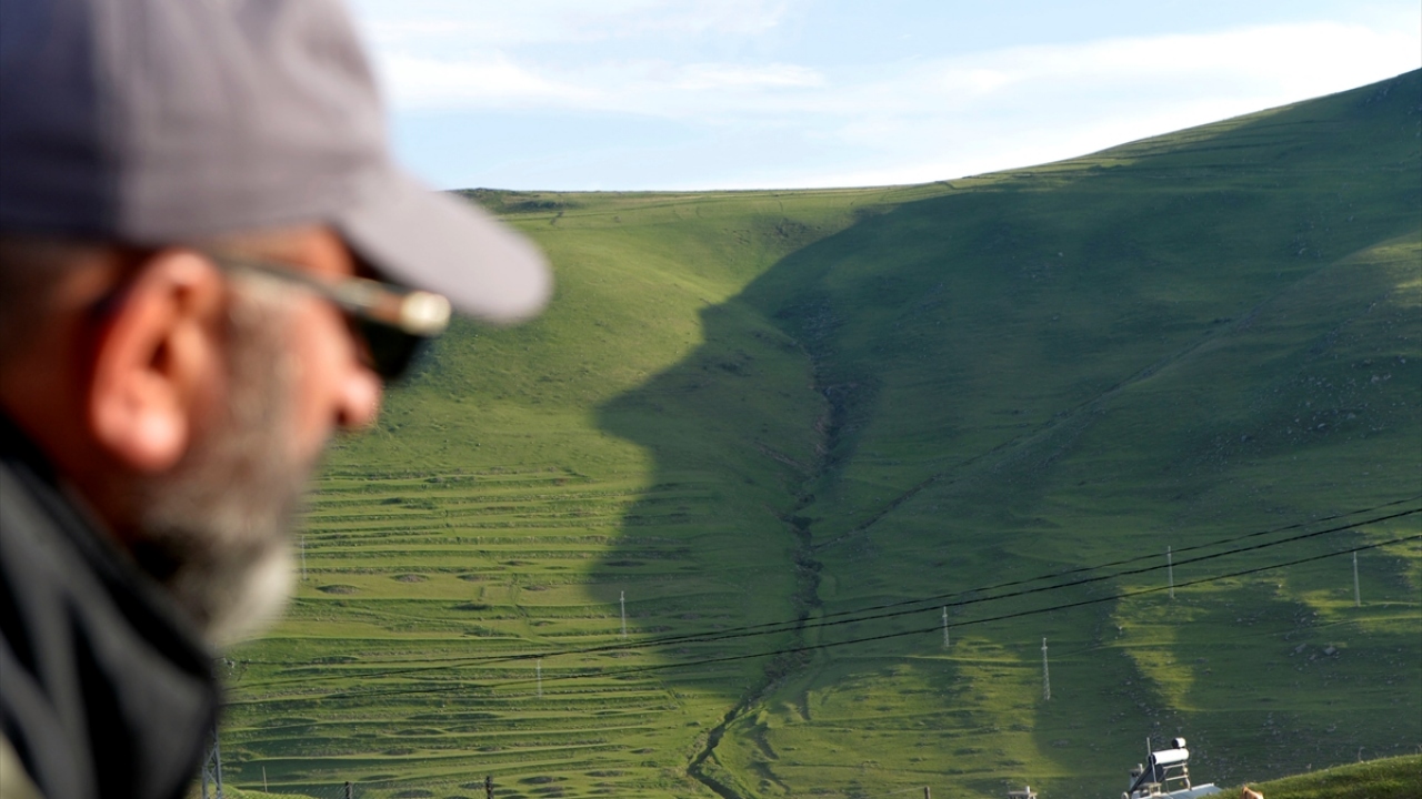 Günlerdir bölgeye gelen ve silüeti görmek için havanın açılmasını bekleyen vatandaşlar, silüetin oluşumuna yoğun ilgi gösterdi.