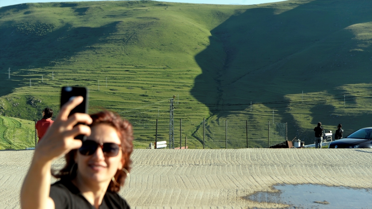 Ziyaretçiler bu anı ölümsüzleştirmek için seyir terasının yanı sıra yeşil örtüyle kaplı alanlarda bol bol fotoğraf çekti.