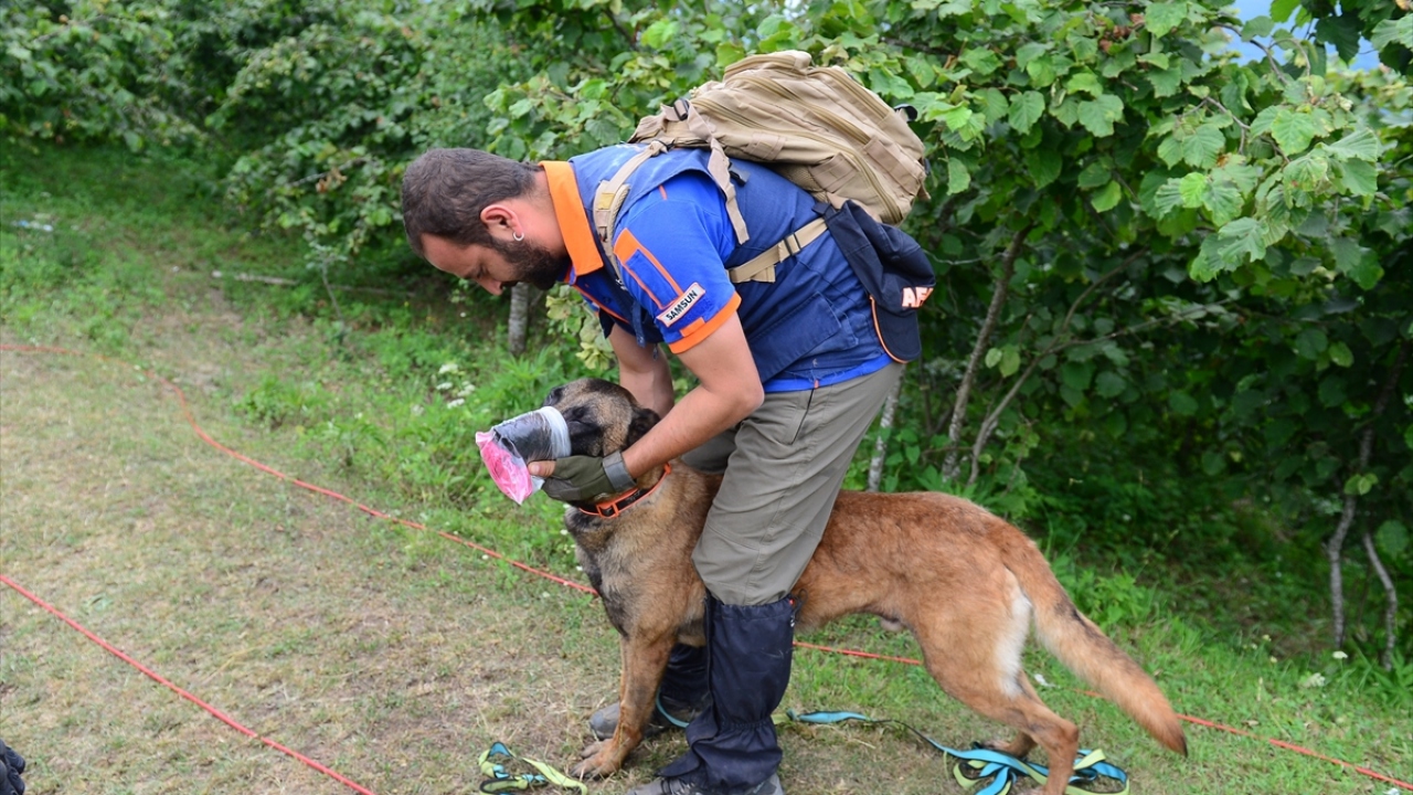 İcilli köyünde 27 Haziran Cumartesi akşamı evine dönmeyen 7 yaşındaki İkranur Tirsi`nin ailesinin durumu jandarma ekiplerine bildirmesi üzerine başlatılan arama çalışmalarından üç gün boyunca sonuç alınamadı.