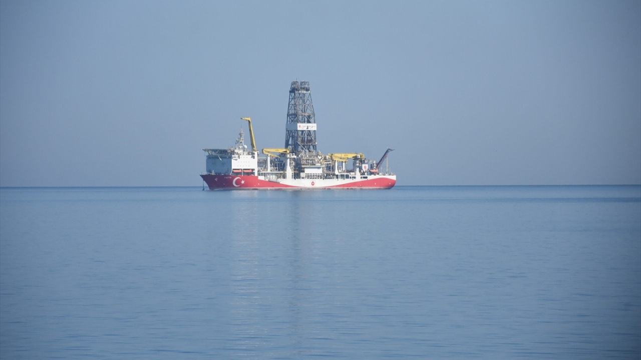 Zonguldak`a gelen yardımcı "Korkut" gemisi ile hazırlıklarını sürdüren Fatih Sondaj Gemisi`nin ihtiyaçlarının Filyos Limanı üzerinden karşılanacağı öğrenildi. 