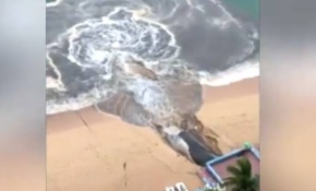 Meksika'da körfeze akan kirli suda kimyasal kirlenme korkusu