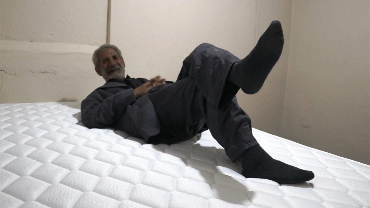 70 yaşındaki ev sahibi mutluluk gözyaşı döktü