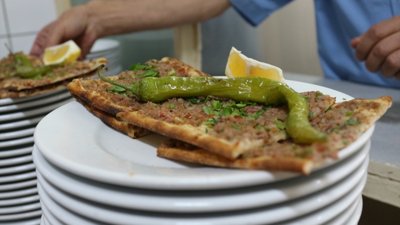 Günüç, pandemi nedeniyle gerekli tüm tedbirleri uyguladıklarını, kısıtlı sayıda müşteri aldıklarını aktardı.