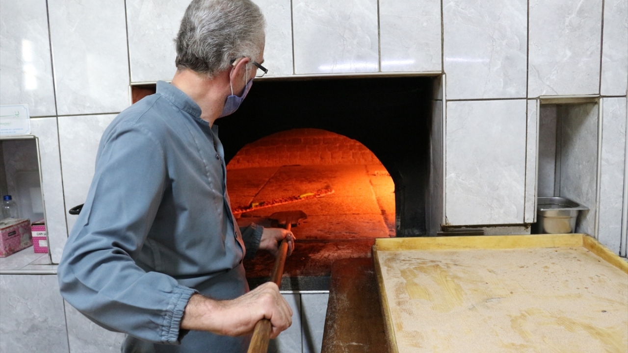 Konya Fırıncılar Pideciler Simitçiler Kadayıfçılar ve Yufkacılar Esnaf ve Sanatkarlar Odası Başkanı Vedat Honca da şehirde etli ekmek yapan yaklaşık 600 fırın ve 600 restoranın olduğunu belirtti.