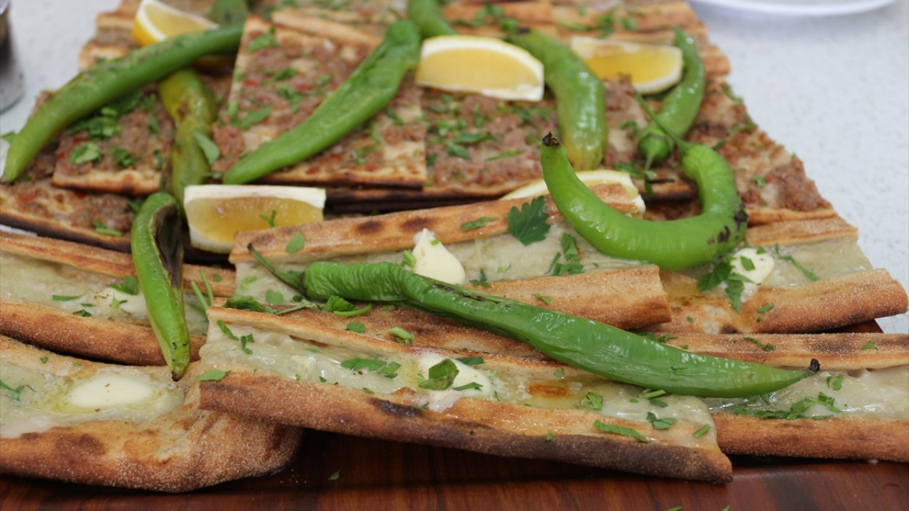 Sektörde doğrudan ve dolaylı 6 bin kişinin istihdam edildiğine dikkati çeken Honca, etli ekmek üreticilerinin Konya ekonomisine büyük katma değer sağladığını dile getirdi.