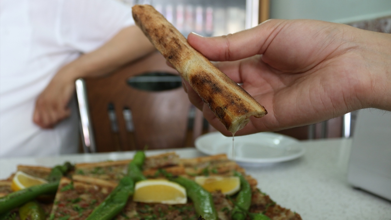 Honca, Covid-19 nedeniyle etli ekmek üreticilerinin işlerinin durma noktasına geldiğine işaret ederek, şöyle konuştu: