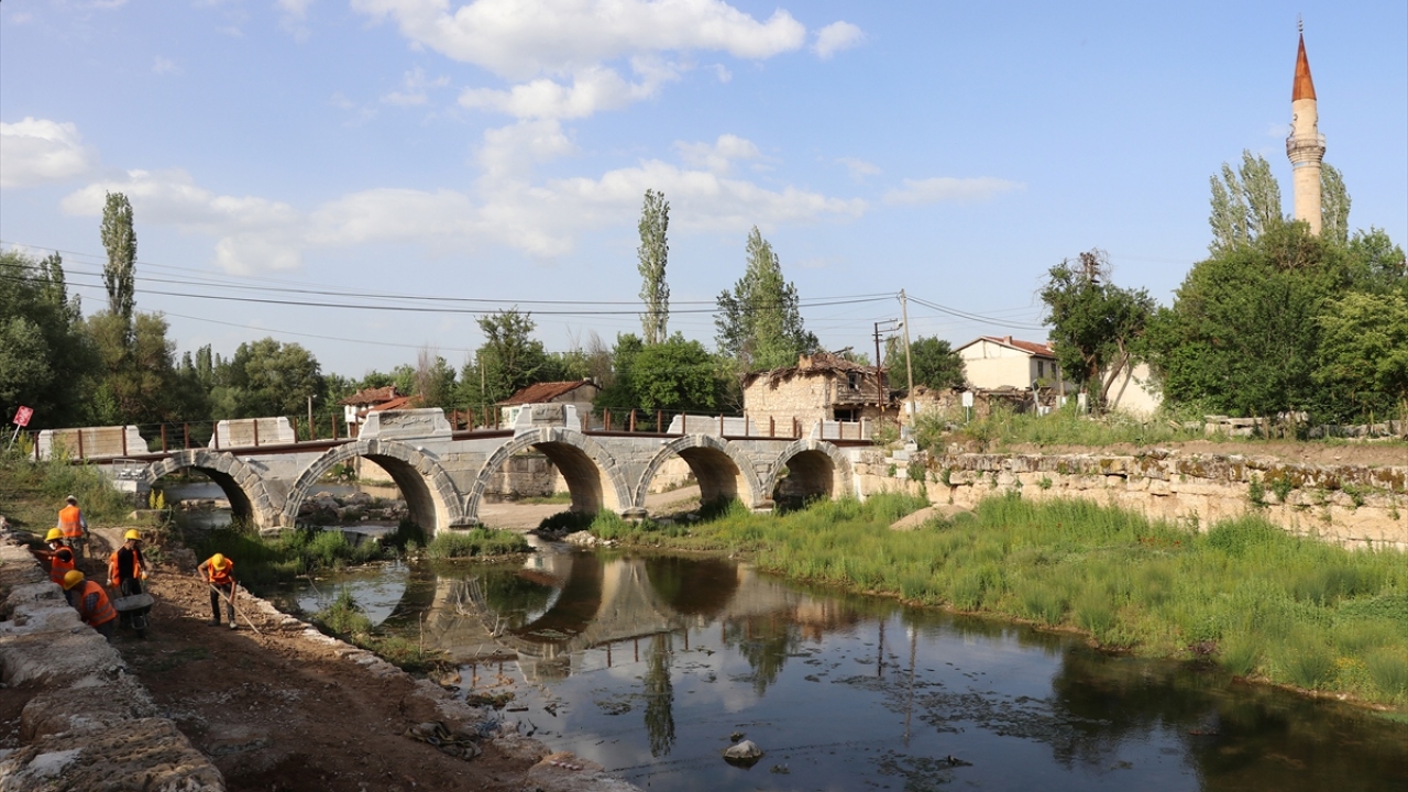 Penkalas Projesi kapsamında, antik kentten geçen çayda, Roma döneminde olduğu gibi kayıkların yüzdürülmesiyle ilgili geçen yıl başlayan çalışmaların, Kovid-19 tedbirleri alınarak sürdürüldüğünü aktaran Özer, şöyle devam etti: