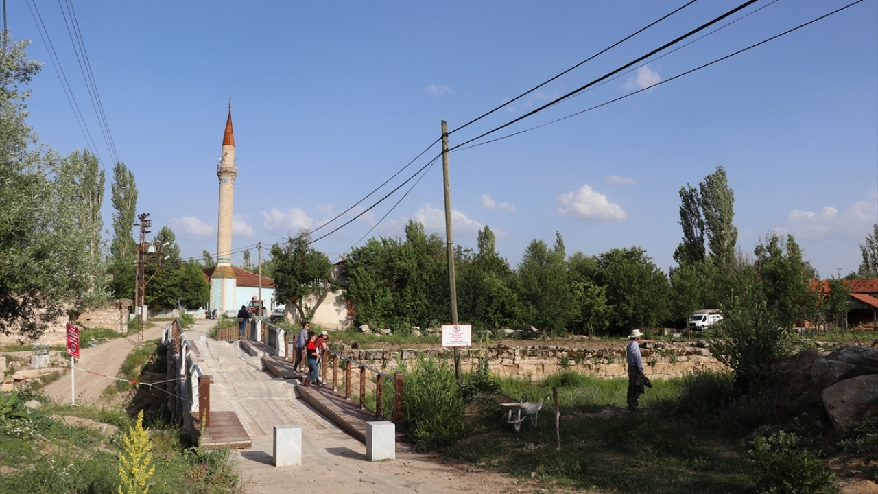 Bazı ülkelerde bu projenin modern örneklerinin olduğunu dile getiren Özer, yaptıkları araştırmaya göre ise Antik Çağ`daki dönemi yaşatan bir benzerinin bulunmadığını sözlerine ekledi. 
