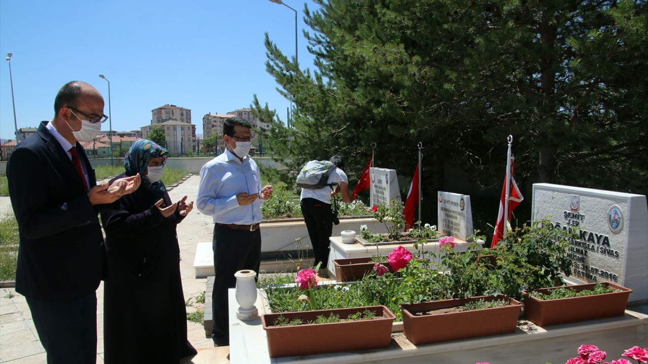Burada bir süre kızının ve torununun mezarlarındaki fotoğrafları seven Demir, daha sonra dua okudu. 