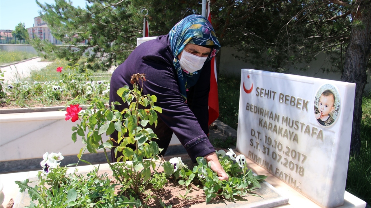 Şarkışla Kaymakamı Mehmet Erdem de şehit Bedirhan bebek ve annesinin mezarlarını ziyaret etti. 