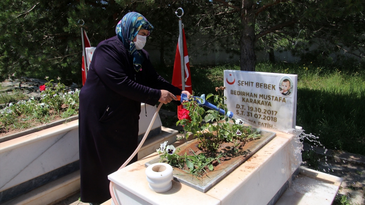 Anneanne Suudiye Demir ile bir süre sohbet eden Erdem, şehitlerin kabirleri başında dua okudu. 