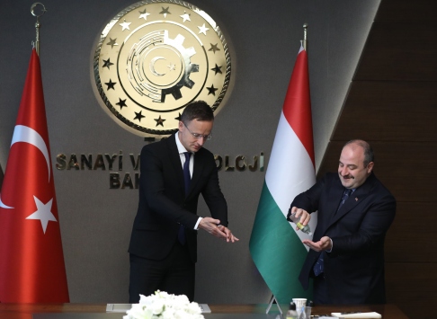 Bakan Varank, Macaristan Dışişleri ve Dış Ticaret Bakanı Szijjarto ile görüştü