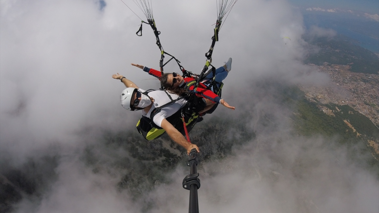 Sağlık çalışanları, ateş ölçümlerinin ardından her uçuş sonrası dezenfekte edilen araç ve ekipmanlarla Ölüdeniz Mahallesi`ndeki Babadağ`ın 1800 metre pistine çıkarıldı.