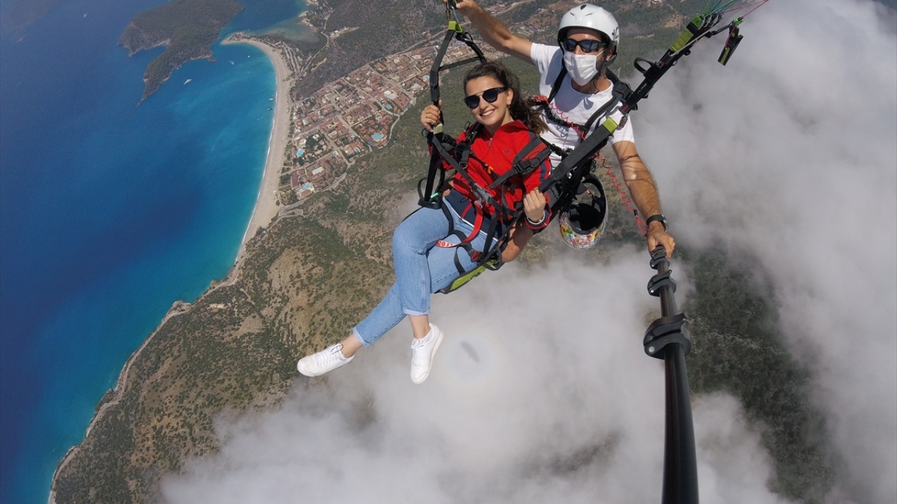 Sağlıkçılar, hazırlıkların ardından yamaç paraşütü pilotları eşliğinde tandem (ikili) uçuş yaptı. Yaklaşık 30 dakika havada kalan sağlık çalışanları, eşsiz Ölüdeniz manzarasının keyfini çıkardı. Yamaç paraşütü pilotlarının uçuş süresince maske taktıkları 