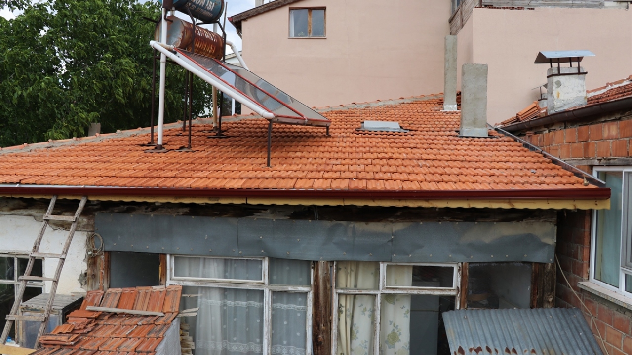 Değirmenler Mahallesi`nde hatıralarla dolu iki odalı sıvasız, ahşap ve kerpiç evde yaşayan üç çocuk annesi 67 yaşındaki Çakır`ın büyük oğlu Jandarma Komando Er Ayhan Çakır, 1994`te Hakkari Şemdinli`de çıkan çatışmada şehit oldu.