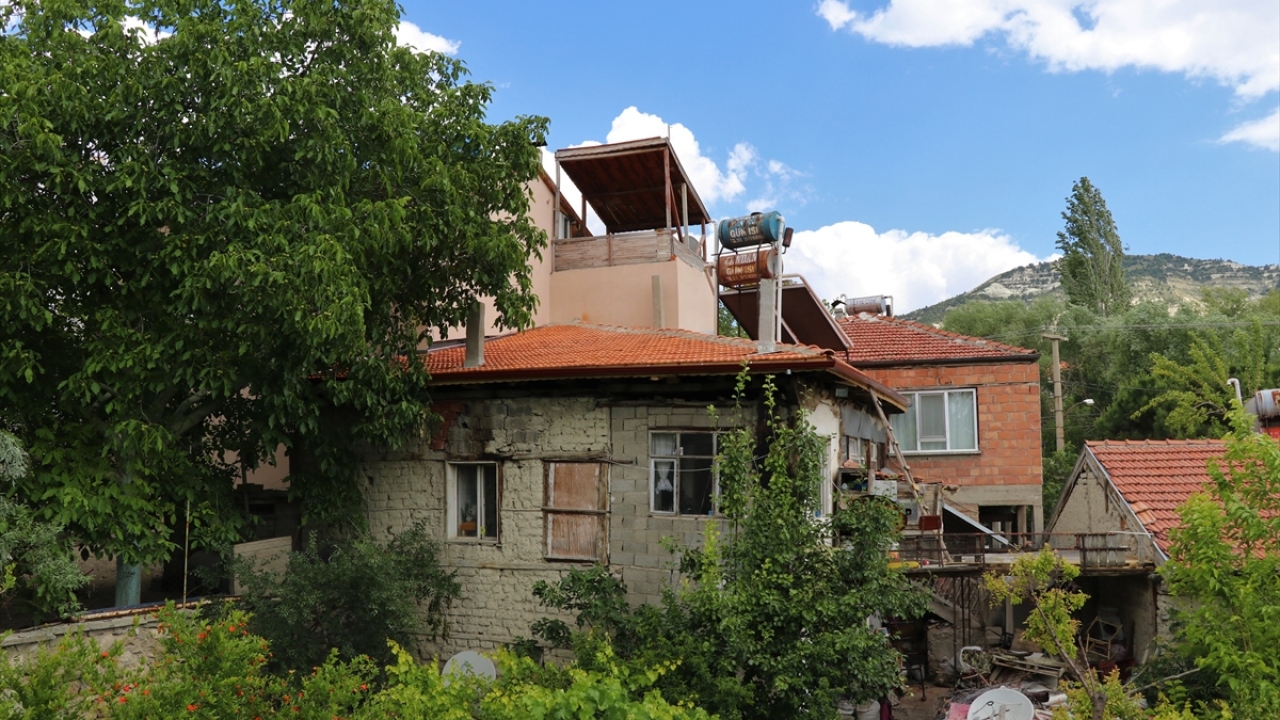 Dedesinden kalan evinde yalnız yaşayan Çakır, devletin sağladığı imkanlarla geçiniyor. 