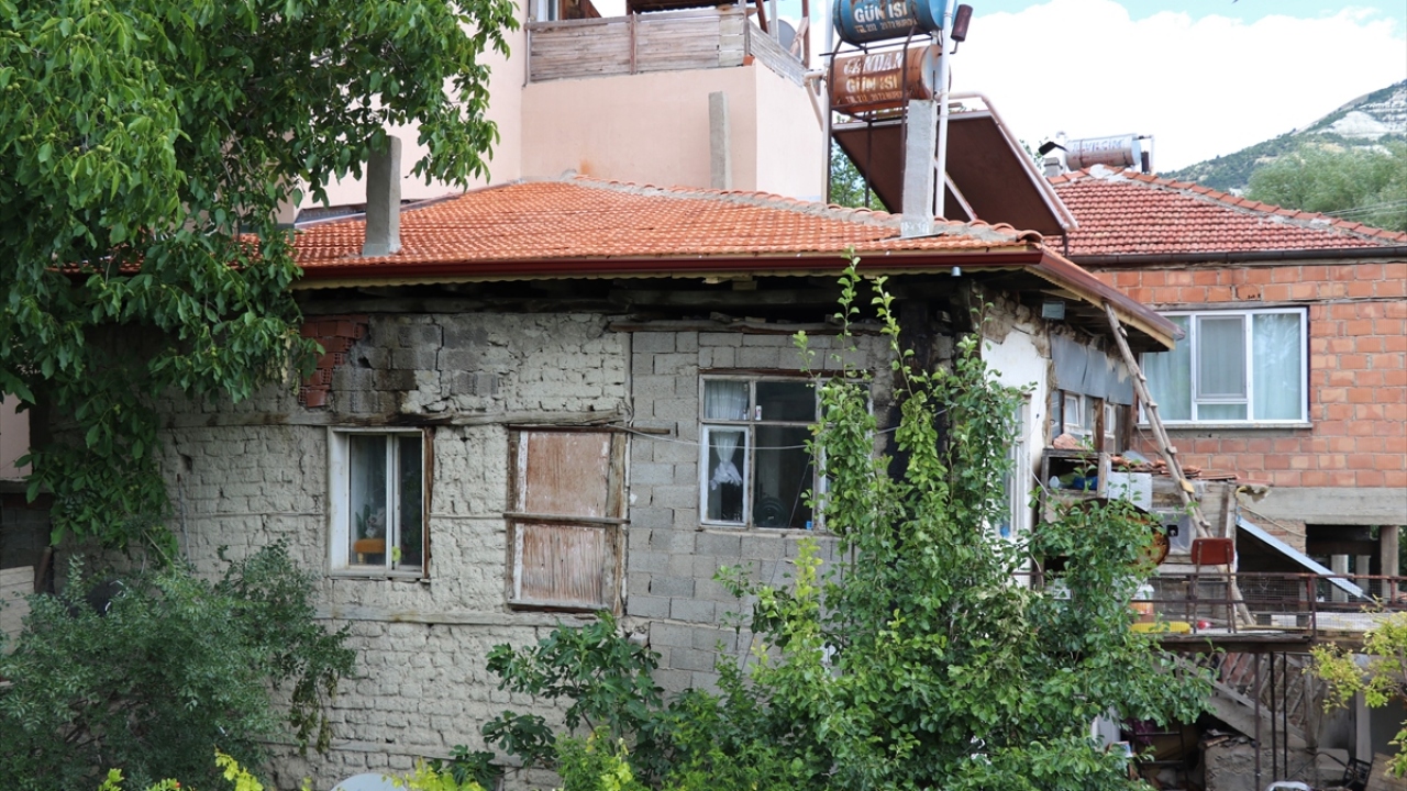 Oğlundan sonra Kıbrıs Gazisi eşi Hüseyin`i de kaybeden Çakır, 26 yıldır "ilk göz ağrım" dediği oğlundan ve 14 yıldır eşinden ayrı kalmanın hüznünü yaşıyor. 